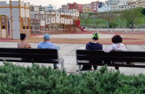 ep archivo   personas sentadas en un banco en el parque de sa riera en el primer dia en el que se
