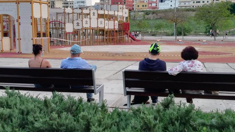 Archivo - Personas sentadas en un banco en el Parque de Sa Riera, en el primer día en el que se permitieron los paseos generalizados y salidas para hacer deporte durante el estado de alarma. | EUROPA PRESS - Archivo ep archivo personas sentadas en un banco en el parque de sa riera en el primer dia en el que se