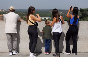ep archivo turistas toman fotografias frente al palacio real de madrid a 17 de julio de 2023 en ep archivo turistas toman fotografias frente al palacio real de madrid a 17 de julio de 2023 en