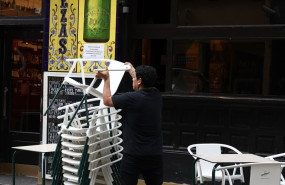 ep archivo un camarero trabajando 20251216094605 ep archivo un camarero trabajando 20251216094605