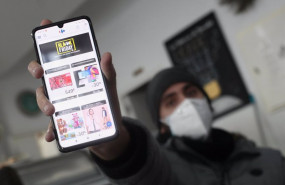 ep archivo   un joven consulta las ofertas de black friday