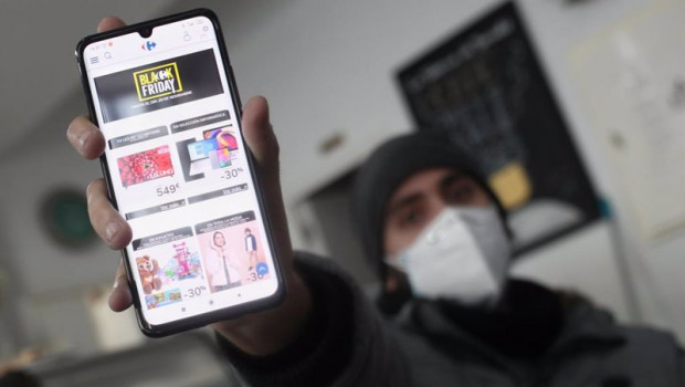 ep archivo   un joven consulta las ofertas de black friday