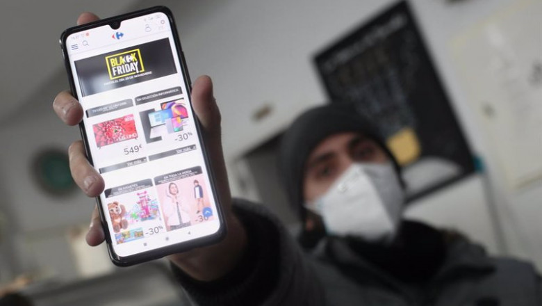 Archivo - Un joven consulta las ofertas de Black Friday | Eduardo Parra - Europa Press - Archivo ep archivo un joven consulta las ofertas de black friday