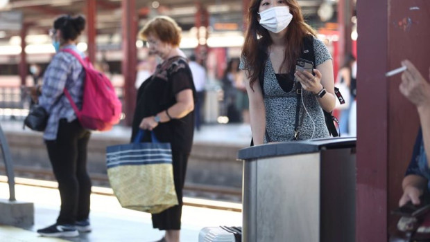 ep archivo   una persona con mascarilla en el anden de la estacion de tren de chamartin en madrid