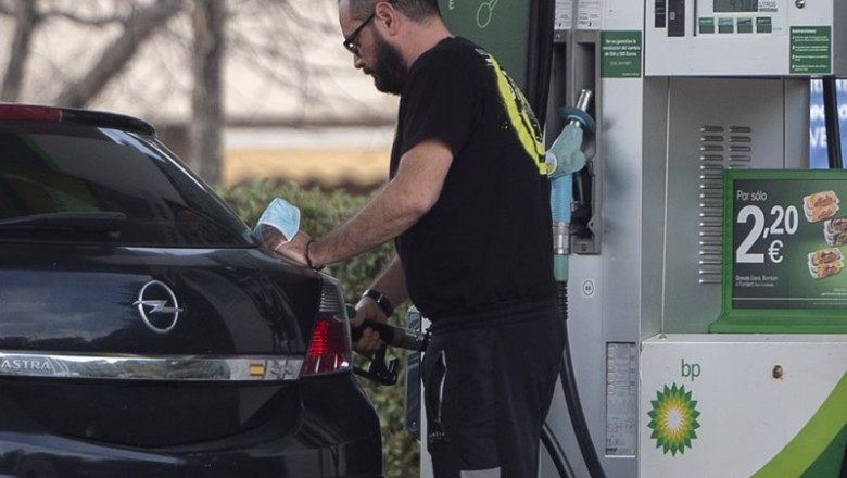 ep archivo   una persona reposta combustible en una gasolinera