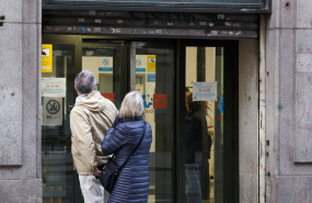 ep archivo   varias personas a su salida de un centro de salud en madrid
