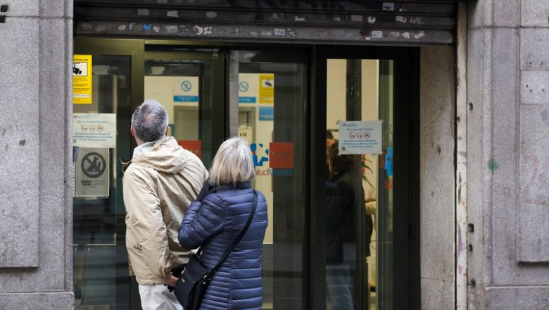 ep archivo   varias personas a su salida de un centro de salud en madrid