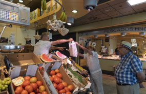 ep archivo   varias personas comprando en un puesto de frutas y verduras de un mercado de abastos