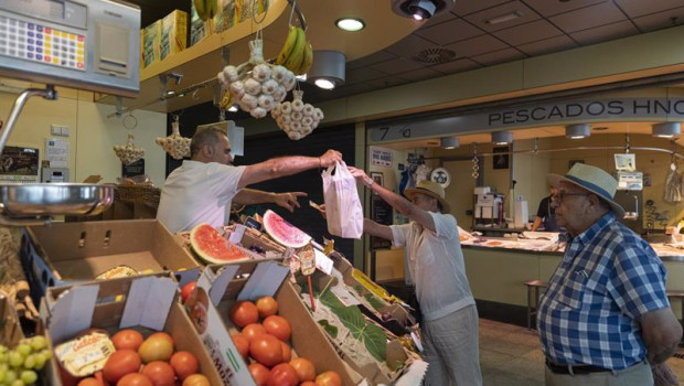 ep archivo   varias personas comprando en un puesto de frutas y verduras de un mercado de abastos