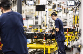 ep archivo   varios empleados de una planta de fabricacion de automoviles