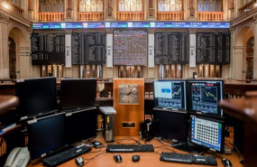 ep archivo   varios ordenadores y paneles en el palacio de la bolsa madrid