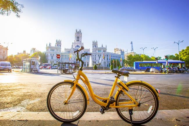 Bicicleta de Ofo estacionada en la madrileña plaza de Cibeles | OFO ep bicicletaofo estacionadala madrilena plazacibeles