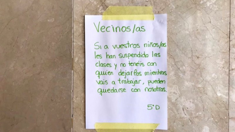 Cartel donde un grupo de estudiantes ofrece a sus vecinos cuidar de niños y niñas tras la suspensión de las clases por el coronavirus, publicado en Twitter por Camila Pinheyro. | TWITTER / ep cartel donde un grupo de estudiantes ofrece a sus vecinos cuidar de ninos y ninas tras la