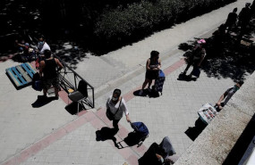 ep colas de personas esperan a las puertas de la parroquia santa maria micaela para recibir una