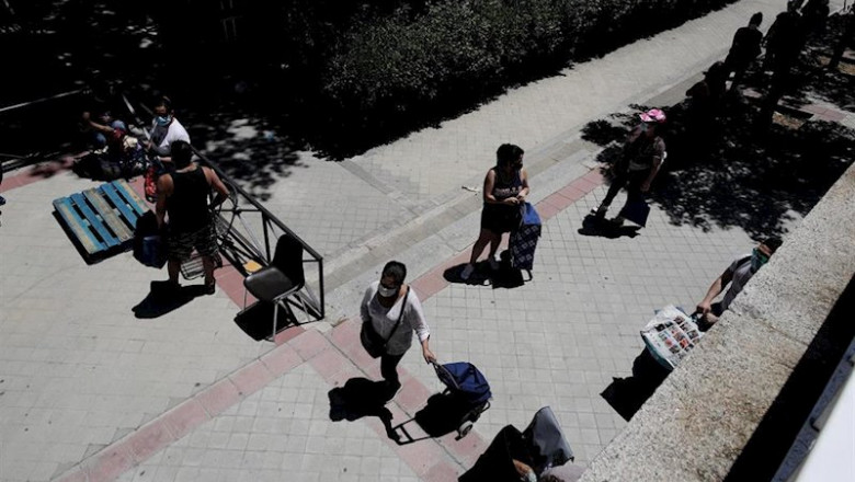 ep colas de personas esperan a las puertas de la parroquia santa maria micaela para recibir una ep colas de personas esperan a las puertas de la parroquia santa maria micaela para recibir una