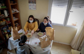 ep dos mujeres y un nino durante la comida en su casa del barrio madrileno de carabanchel