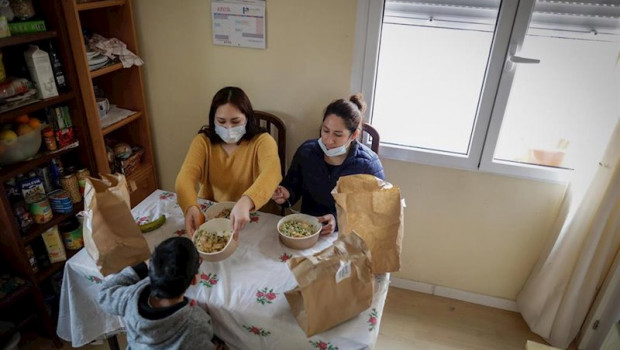 ep dos mujeres y un nino durante la comida en su casa del barrio madrileno de carabanchel