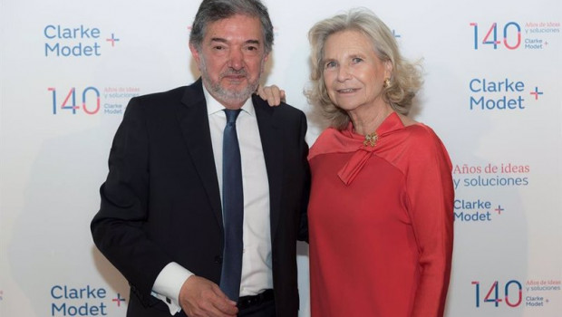 ep el director general corporativo de clarkemodet farrokh keneshkar junto a la presidenta de su