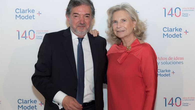 ep el director general corporativo de clarkemodet farrokh keneshkar junto a la presidenta de su