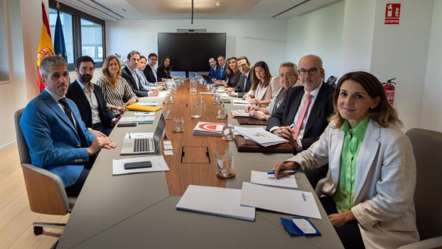 ep el vicepresidente primero y ministro de economia comercio y empresa carlos cuerpo y la