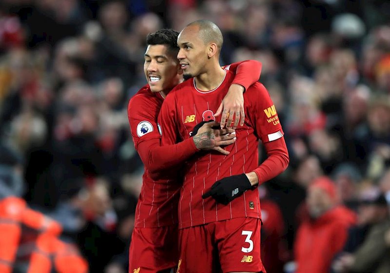 ep fabinho y firmino celebran un triunfo del liverpool fc