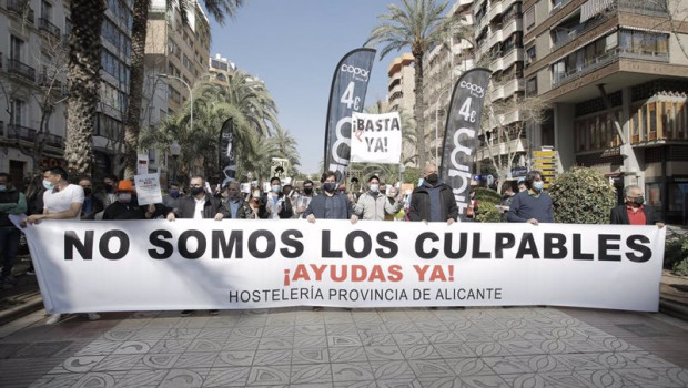 ep hosteleros de alicante participan en una manifestacion con una pancarta donde se puede leer no