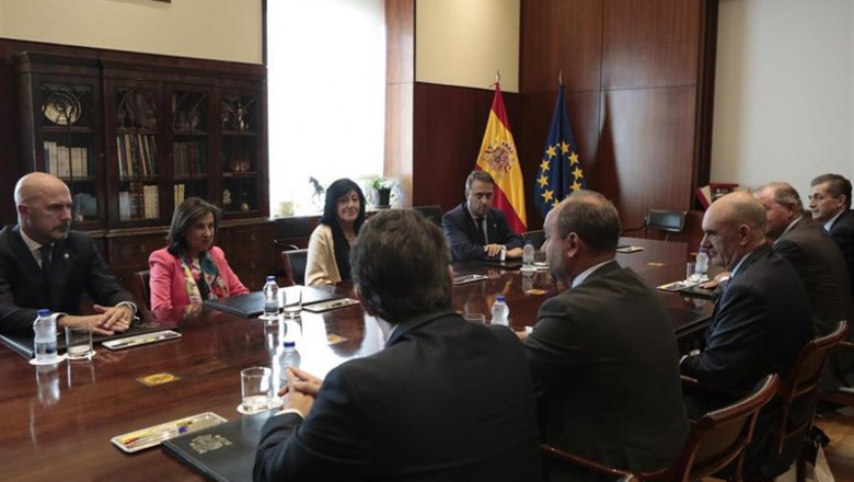 ep la ministra de defensa en funciones margarita robles recibe a una delegacion de la congregacion
