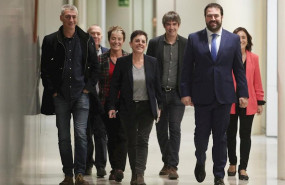 ep la portavoz de eh bildu mertxe aizpurua rodeada de los diputados y senadores de la coalicion
