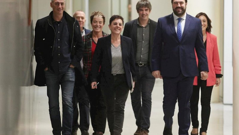 La portavoz de EH Bildu, Mertxe Aizpurua, rodeada de los diputados y senadores de la coalición abertzale | Eduardo Parra - Europa Press ep la portavoz de eh bildu mertxe aizpurua rodeada de los diputados y senadores de la coalicion
