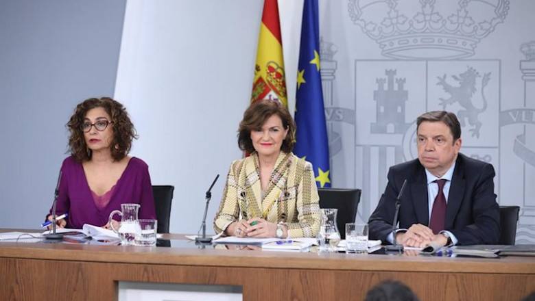 La portavoz del Gobierno, María Jesús Montero; la vicepresidenta primera del Gobierno, ministra de la Presidencia, Relaciones con las Cortes y Memoria Democrática, Carmen Calvo; y el ministro de Agricultura, Pesca y Alimentación, Luis Planas. | Marta Fernández Jara - Europa Press ep la portavoz del gobierno maria jesus montero la vicepresidenta primera del gobierno ministra de