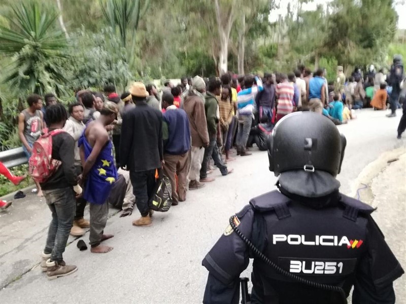 ep mas de 400 inmigrantes entran en ceuta por la frontera del tarajal