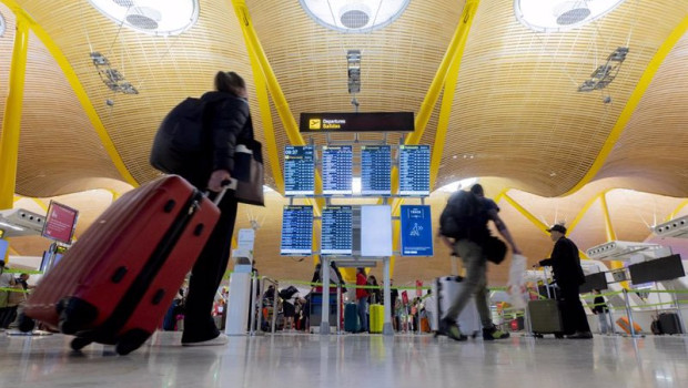 ep paneles del orden de vuelos en la terminal t4 del aeropuerto de adolfo suarez madrid barajas a 28