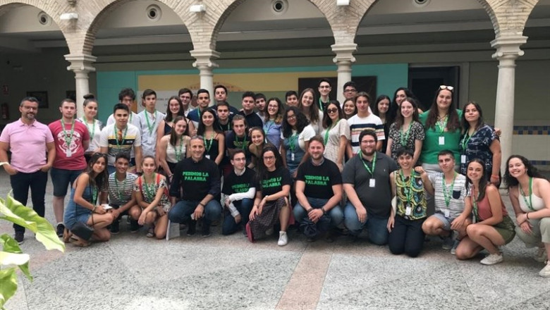 Participantes en la decimoquinta Escuela de Verano de la Confederación Estatal de Asociaciones de Estudiantes (CANAE) que se celebra en la localidad jienense de Cazorla. | CANAE ep participantesla decimoquinta escuelaveranola confederacion estatalasociacionesestudiantes canae quecelebrala localidad jienensecazorla