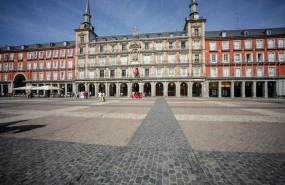 ep pocos turistas en la plaza mayor de madrid
