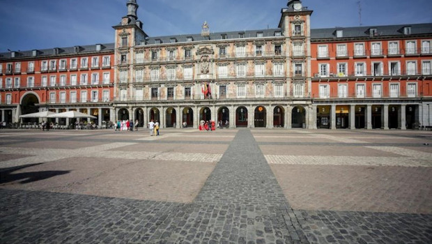 ep pocos turistas en la plaza mayor de madrid
