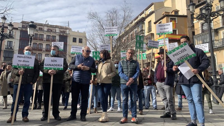 ep protesta de ganaderos de toledo por el bajo precio de la leche de vacuno