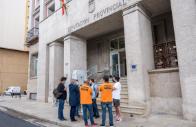 ep representantes del comite de empresa de alu iberica en a coruna a las puertas de la diputacion