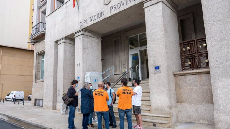 ep representantes del comite de empresa de alu iberica en a coruna a las puertas de la diputacion
