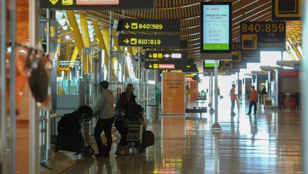 ep tres personas caminan con su equipaje en la terminal t4 del aeropuerto madrid barajas