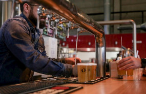 ep un camarero tirando cerveza en la fabrica de cerveza artesanal la virgen en las rozas madrid