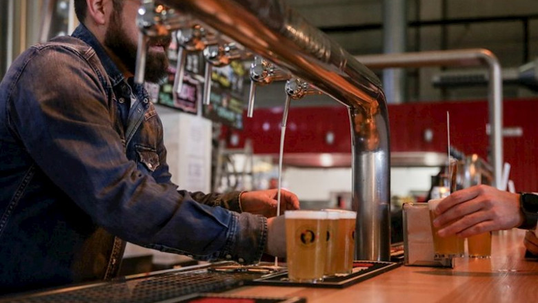 ep un camarero tirando cerveza en la fabrica de cerveza artesanal la virgen en las rozas madrid