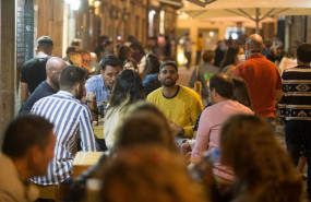 ep un grupo de personas en una terraza durante este mes de agosto en lugo galicia
