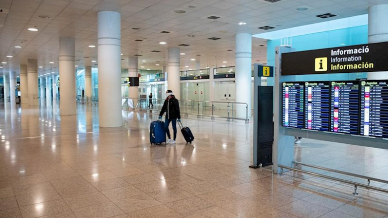 Un pasajero pasa por delante de los paneles del aeropuerto El Prat de Barcelona | Xavier Bonilla - Europa Press ep un pasajero pasa por delante de los paneles del aeropuerto el prat de barcelona