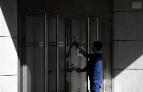 ep un trabajador limpia los cristales de la audiencia nacional de madrid en madrid espana a 11 de