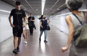 ep una mujer con mascarilla en uno de los pasillos de la estacion de tren de chamartin a 20 de