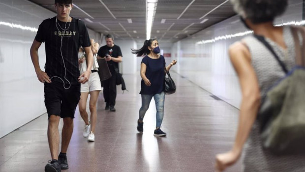 ep una mujer con mascarilla en uno de los pasillos de la estacion de tren de chamartin a 20 de