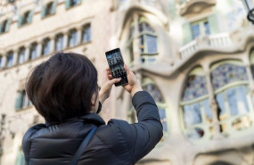 ep una turista realiza una fotografia con su telefono movil