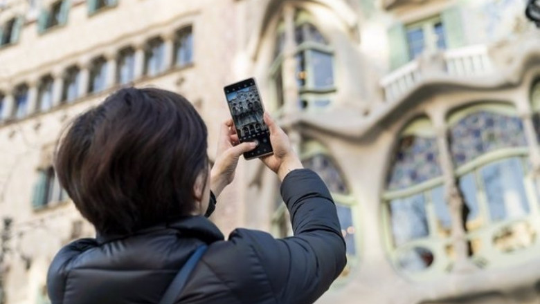Una turista realiza una fotografía con su teléfono móvil. | AYUNTAMIENTO DE BARCELONA - Archivo ep una turista realiza una fotografia con su telefono movil