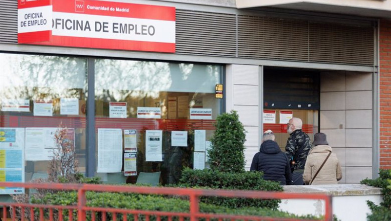 ep varias personas esperan en la entrada de una oficina de empleo ep varias personas esperan en la entrada de una oficina de empleo