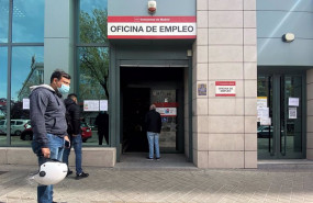 ep varias personas esperan en las inmediaciones de una oficina del sepe ep varias personas esperan en las inmediaciones de una oficina del sepe